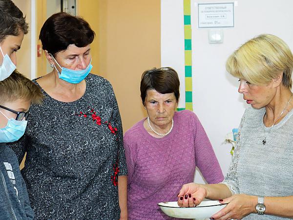 Врио директора ДВНИИСХ Татьяна Асеева в агрохимической лаборатории
