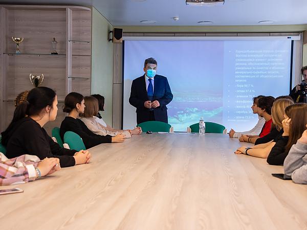 Главный инженер Института горного дела А.Ф. Волков провел обзорную лекцию о горнодобывающей отрасли