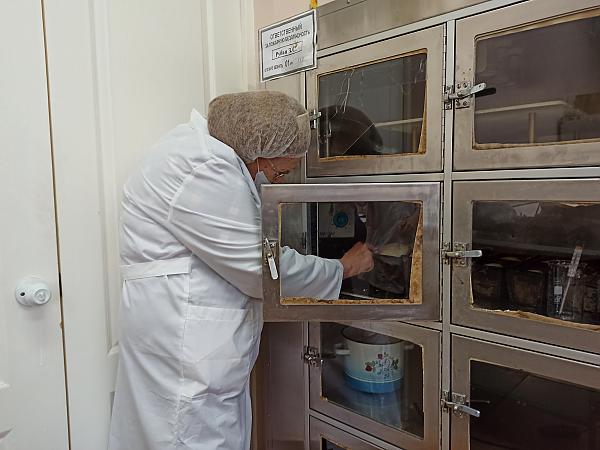 Главный специалист ДВНИИСХ И.В. Ломакина следит за процессом приготовления хлеба