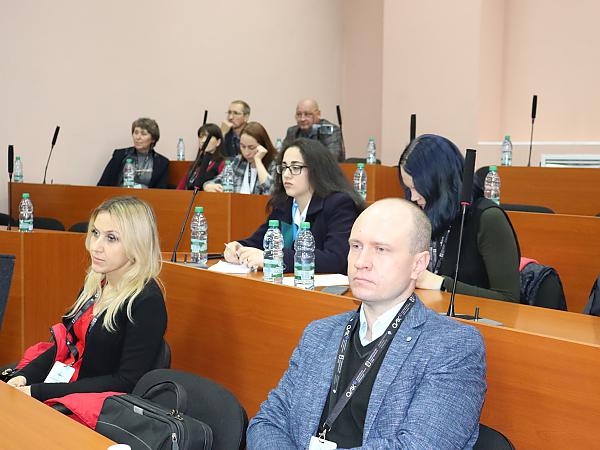 Участники секции «Образование» внимательно слушают выступающих