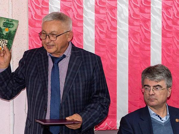 Участники конференции поздравили члена-корр. РАН, профессора, научного руководителя ИМиМ ДВО РАН А.А. Буренина с юбилеем