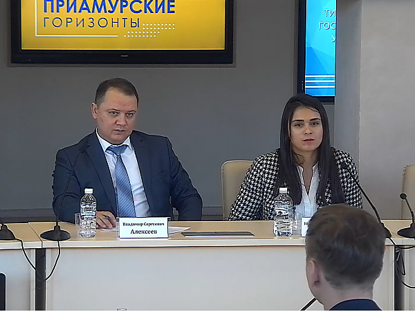 Заместитель директора ИГД ДВО РАН В.С. Алексеев 
и руководитель Отдела научно-образовательных программ ХФИЦ ДВО РАН Ю.А. Озарян ответили 
на вопросы студентов
