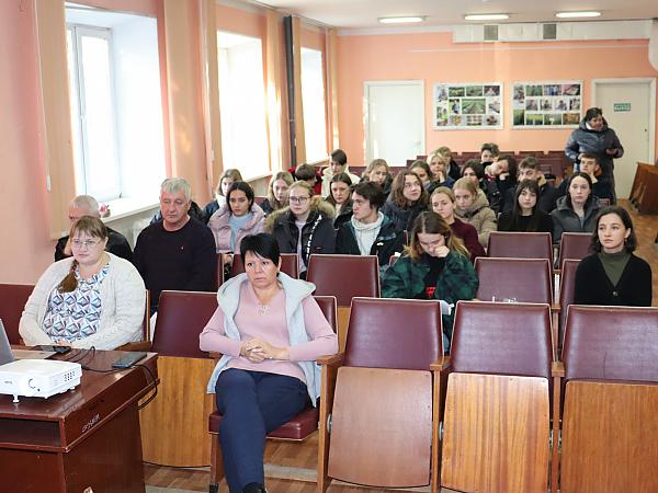 Школьники узнали много интересного о проводимых научных исследованиях в НИИ