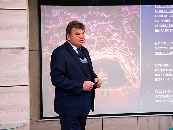 Главный инженер ИГД ДВО РАН А.Ф. Волков рассказал 
о состоянии и перспективах развития горнодобывающей отрасли Дальнего Востока России