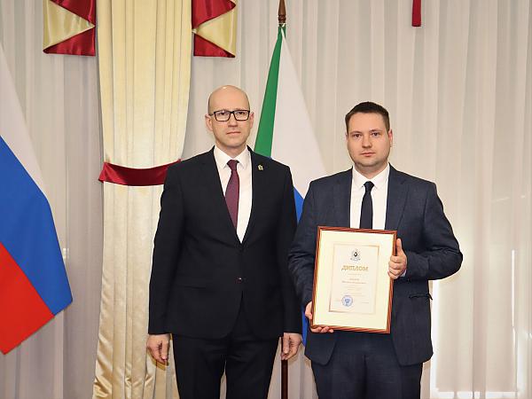 Награждение младшего научного сотрудника Института горного дела ДВО РАН Михаила Ломова