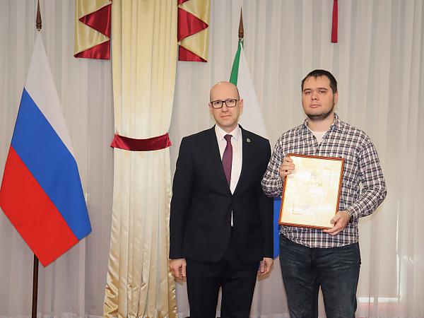 Награждение младшего научного сотрудника Вычислительного центра ДВО РАН Ильи Манжулы