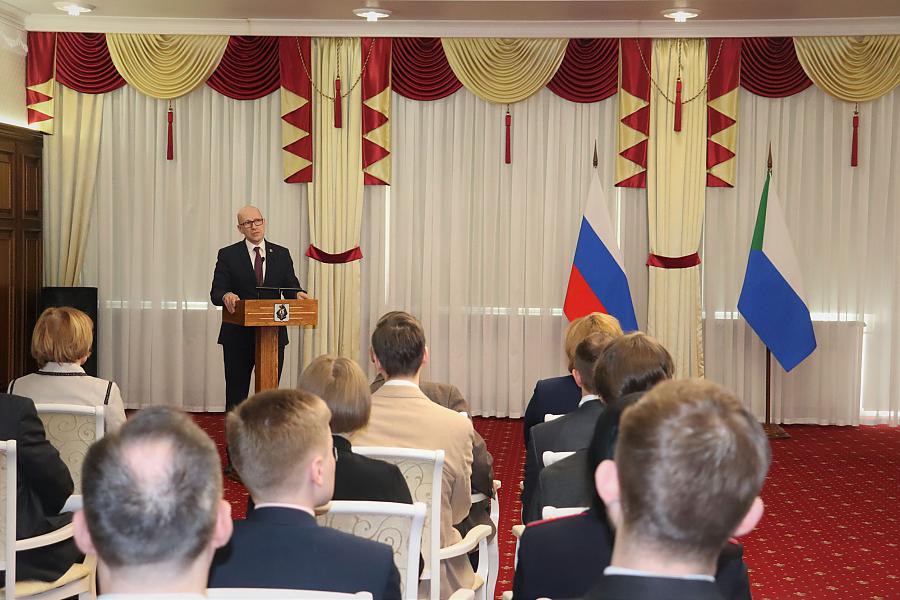 Заместитель председателя правительства Хабаровского края по социальным вопросам Евгений Никонов поздравил учёных с праздником