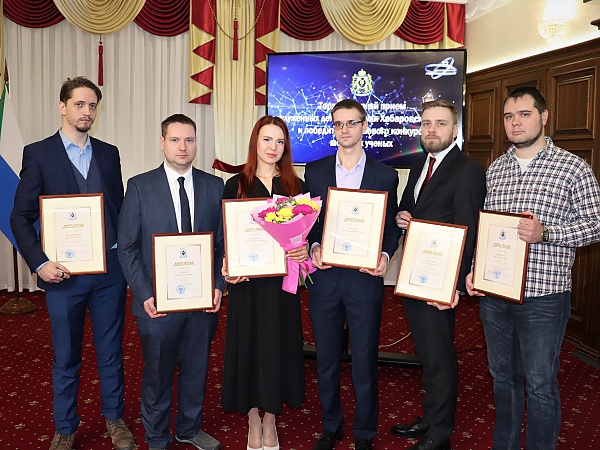 Победители краевого конкурса - сотрудники и аспиранты ХФИЦ ДВО РАН