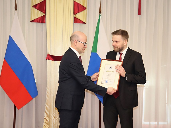 Награждение научного сотрудника Института горного дела ДВО РАН Алексея Смагина