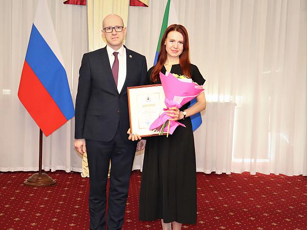 Награждение младшего научного сотрудника Института горного дела ДВО РАН Натальи Варламовой 