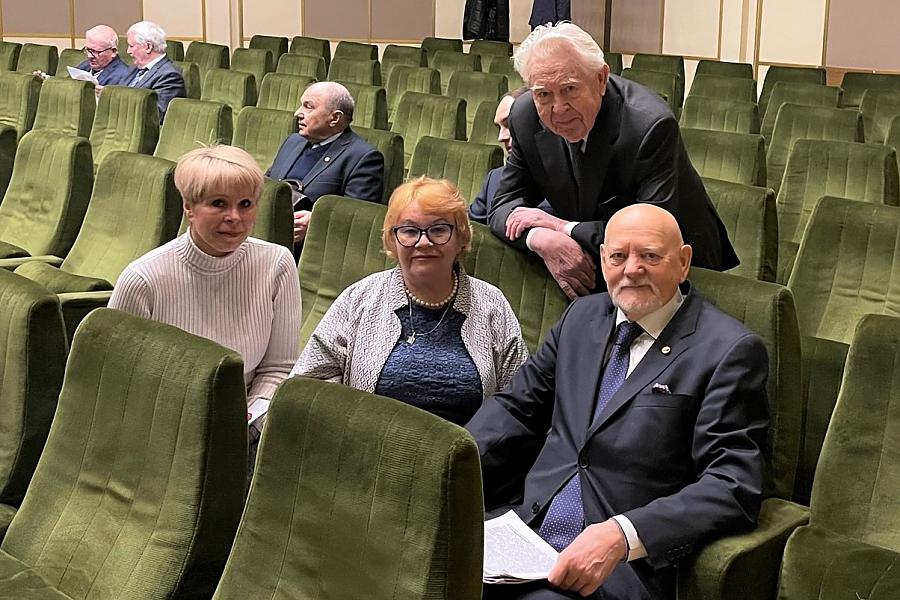 Академики РАН В.М. Баутин, В.Т. Синеговская и член-корреспондент РАН Т.А. Асеева обсуждают процессы взаимодействия с молодыми учеными НИУ отделения с/х наук с академиком РАН, членом бюро отделения сельскохозяйственных наук Г.А. Романенко 