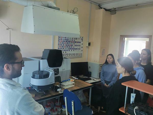 В лаборатории обогащения полезных ископаемых Института горного дела ДВО РАН