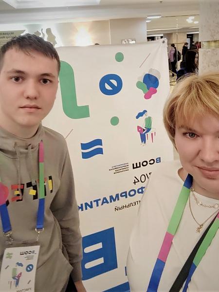 Призер заключительного этапа олимпиады 
Владислав Елисеев и его наставник Л.В. Илларионова 