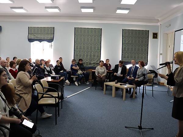 На открытии выставки-ярмарки 
в Дальневосточной научной библиотеке