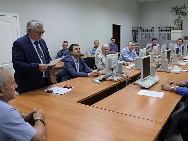 Директор ХФИЦ ДВО РАН Игорь Юрьевич Рассказов зачитал Приказ Минобрнауки России о награждении ведомственными наградами сотрудников Центра