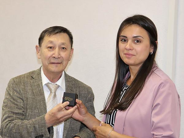 Памятный сувенир от ЯНЦ СО РАН получила руководитель Отдела научно-образовательных программ ХФИЦ ДВО РАН Ю.А. Озарян