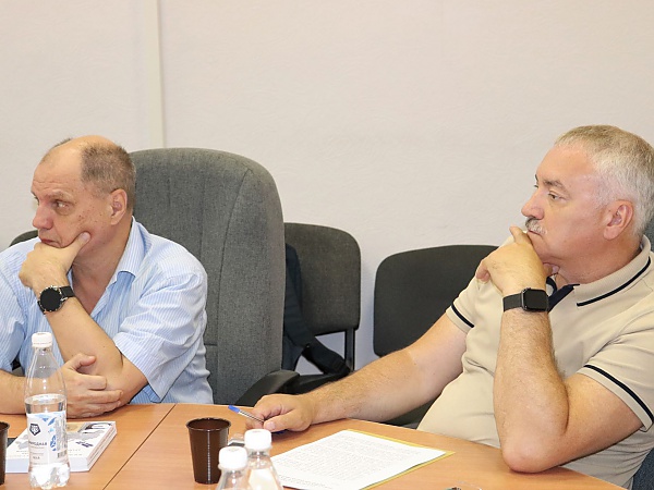Слева направо: 
директор ИМ ДВО РАН С.В. Николенко 
и заместитель директора 
по научной работе 
ХФИЦ ДВО РАН И.Н. Пугачев