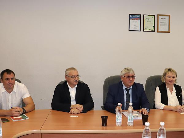 ХФИЦ ДВО РАН (справа налево): гл. учёный секретарь С.И. Корнеева, директор И.Ю. Рассказов, зам. директора по науке И.Н. Пугачёв, начальник отдела 
по международным связям  А.А. Соболев