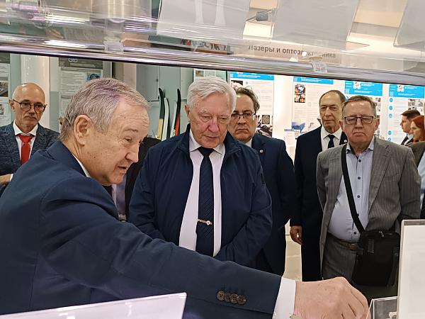 Академик С.А. Чижик проводит экскурсию по выставке НАН Беларуси «Достижения отечественной науки - производству»