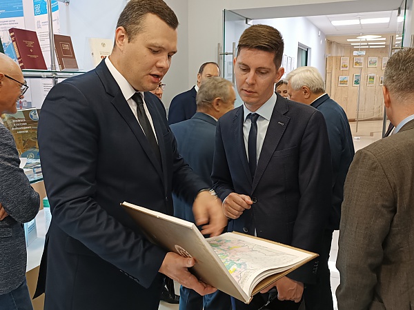 Справа налево: председатель совета молодых ученых Института истории, археологии и этнографии народов Дальнего Востока ДВО РАН Н.С. Воронцов и председатель Совета молодых ученых НАН Беларуси С.С. Юрецкий 