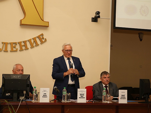 С приветственным словом выступил 
председатель ДВО РАН, академик РАН Ю.Н. Кульчин