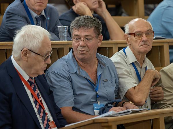 В центре - сотрудник Вычислительного центра 
К.А. Чехонин
