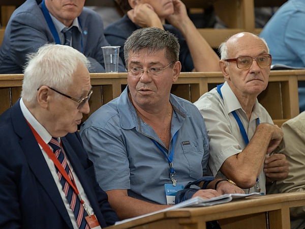 В центре - сотрудник Вычислительного центра 
К.А. Чехонин