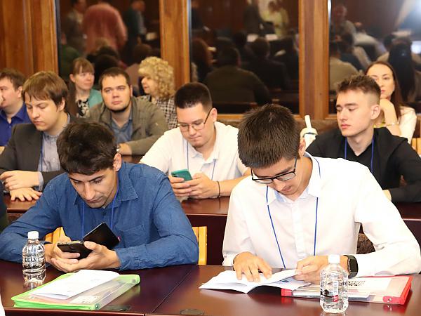 Участники пленарного заседания