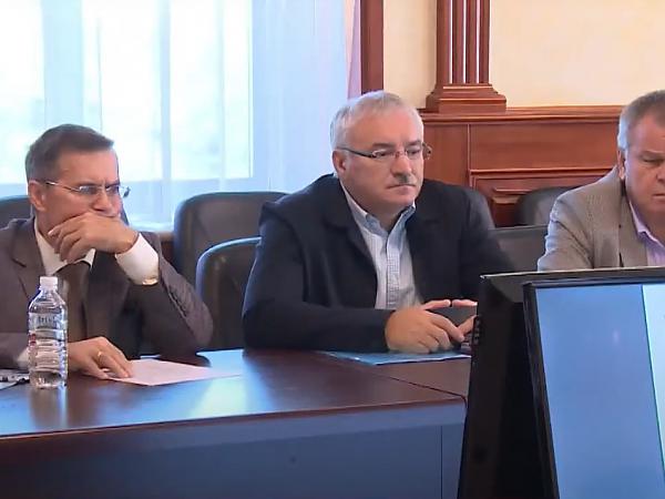 В центре - заместитель директора по научной работе ХФИЦ ДВО РАН И.Н. Пугачёв