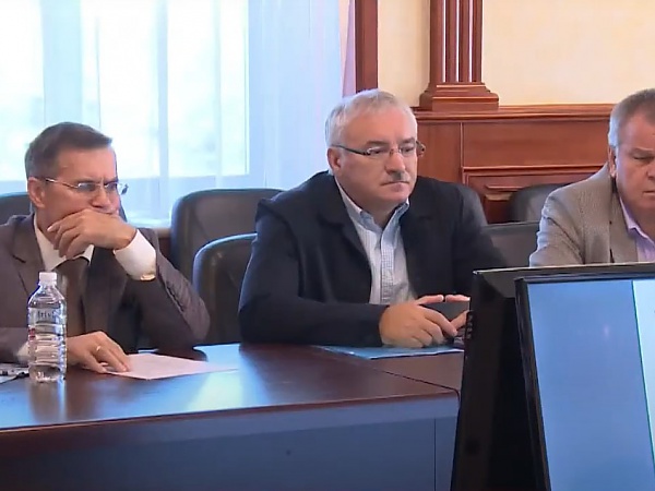 В центре - заместитель директора по научной работе ХФИЦ ДВО РАН И.Н. Пугачёв
