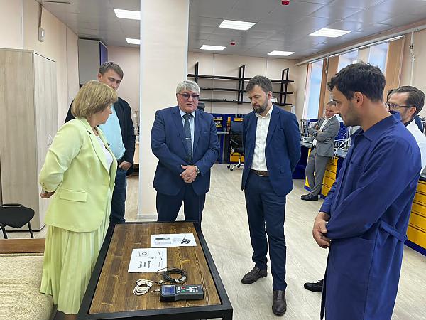 Врио директора Департамента государственной политики в сфере научно-технологического развития А.П. Шашкин и заместитель министра образования 
и науки Хабаровского края Ю.В. Зотова 
побывали в ЦКП Института горного дела