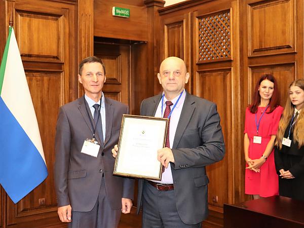 Первый заместитель министра природных ресурсов края края В.Н. Морозов вручил Благодарность губернатора края директору ИГД А.Н. Шулюпину 