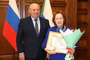 Награждение ведущего научного сотрудника ИГД Н.П. Хруниной