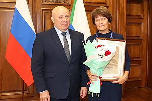 Награждение ведущего научного сотрудника ИГД Н.М. Литвиновой
