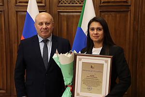 Награждение ведущего научного сотрудника ИГД Ю.А. Озарян