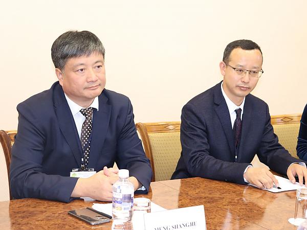 Ректор Хэйлунцзянского научно-технического университета Мэн Шанцзю (слева) 
рассказал о работе ХНТУ