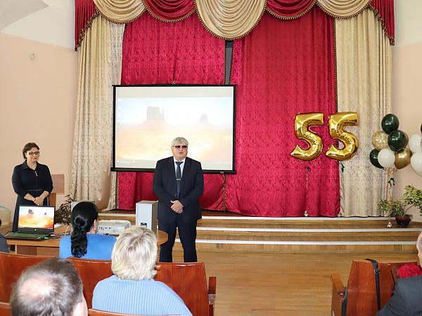 Директор ХФИЦ ДВО РАН И.Ю. Рассказов 
поздравил коллег с юбилеем