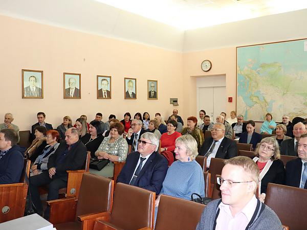 Сотрудники института принимают 
поздравления по случаю юбилея