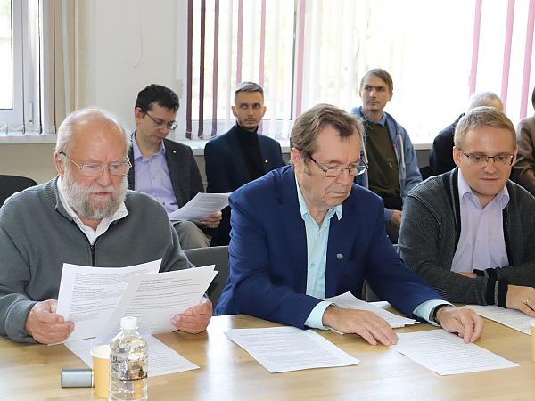 Сотрудники ИВЭП ДВО РАН изучают 
работы китайских коллег