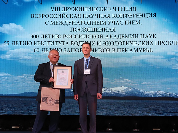 Награждение ведущего научного сотрудника ИВЭП 
В.И. Кима