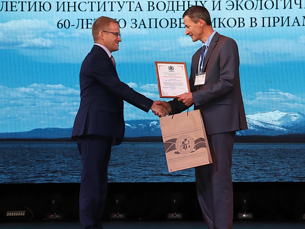 Награждение ведущего научного сотрудника 
Е.С. Кошкина