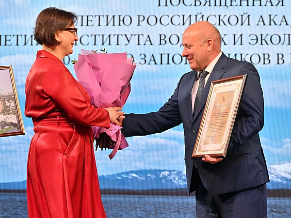 Мэр г. Хабаровска С.А. Кравчук поздравил директора ИВЭП ДВО РАН М.В. Крюкову с юбилеем института