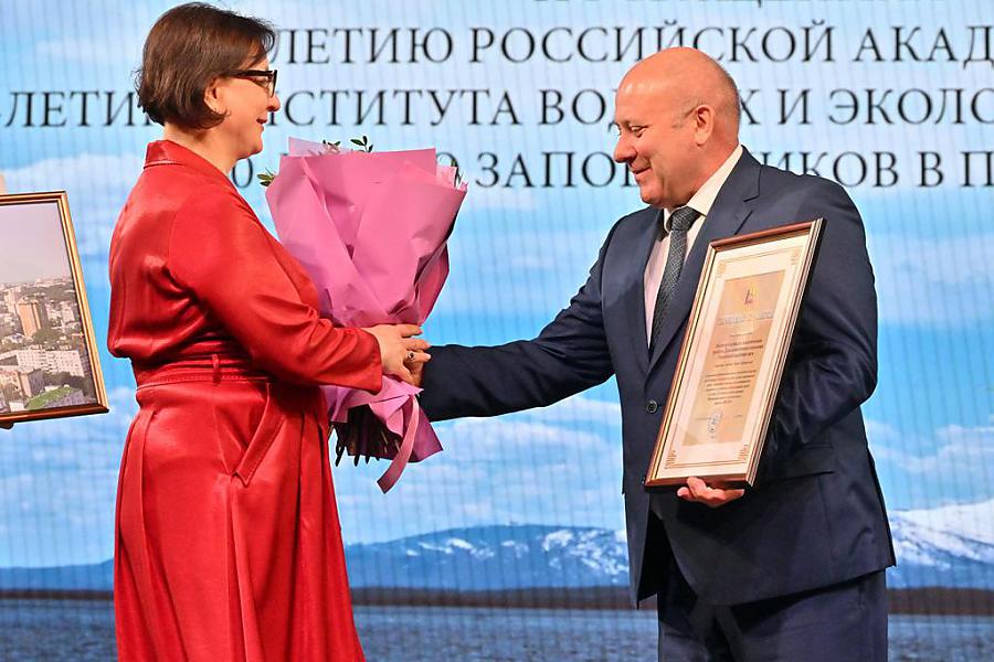 Мэр г. Хабаровска С.А. Кравчук поздравил директора ИВЭП ДВО РАН М.В. Крюкову с юбилеем института