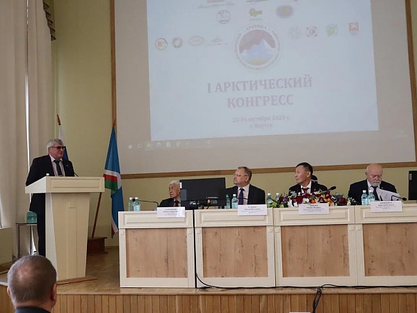 С приветственным словом выступил 
директор ХФИЦ ДВО РАН И.Ю. Рассказов