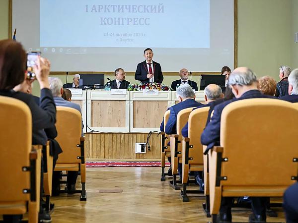 Открыл заседание директор 
Якутского научного центра СО РАН М.П. Лебедев 