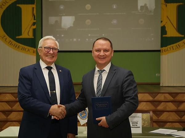 Председатель ДВО РАН Ю.Н. Кульчин вручил 
диплом лауреата премии 
кандидату технических наук В.С. Алексееву 