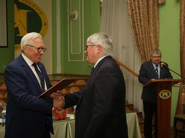 Ю.Н. Кульчин поздравил директора, 
члена-корреспондента РАН, доктора технических наук И.Ю. Рассказова с юбилеем