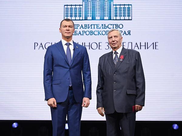 Глава региона вручил государственную награду 
члену-корреспонденту РАН А.А. Буренину