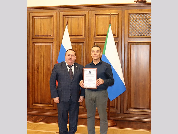 Награждение ведущего научного сотрудника ИВЭП ДВО РАН 
А.Л. Антонова