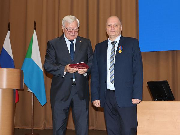 Награждение директора ИМ ДВО РАН С.В. Николенко